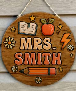 Custom Teacher Door Sign – Personalized 3D Wooden Classroom Hanger with Apple, Pencil & Book – Cute Back to School Gift for Teachers